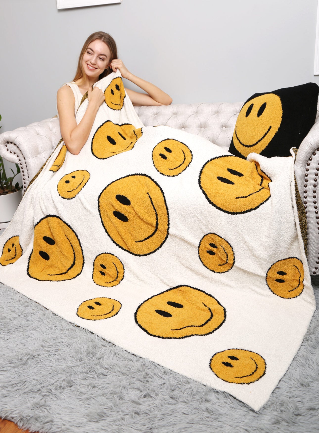 ComfyLuxe Throw Blanket- Traditional Smiley - Main Image