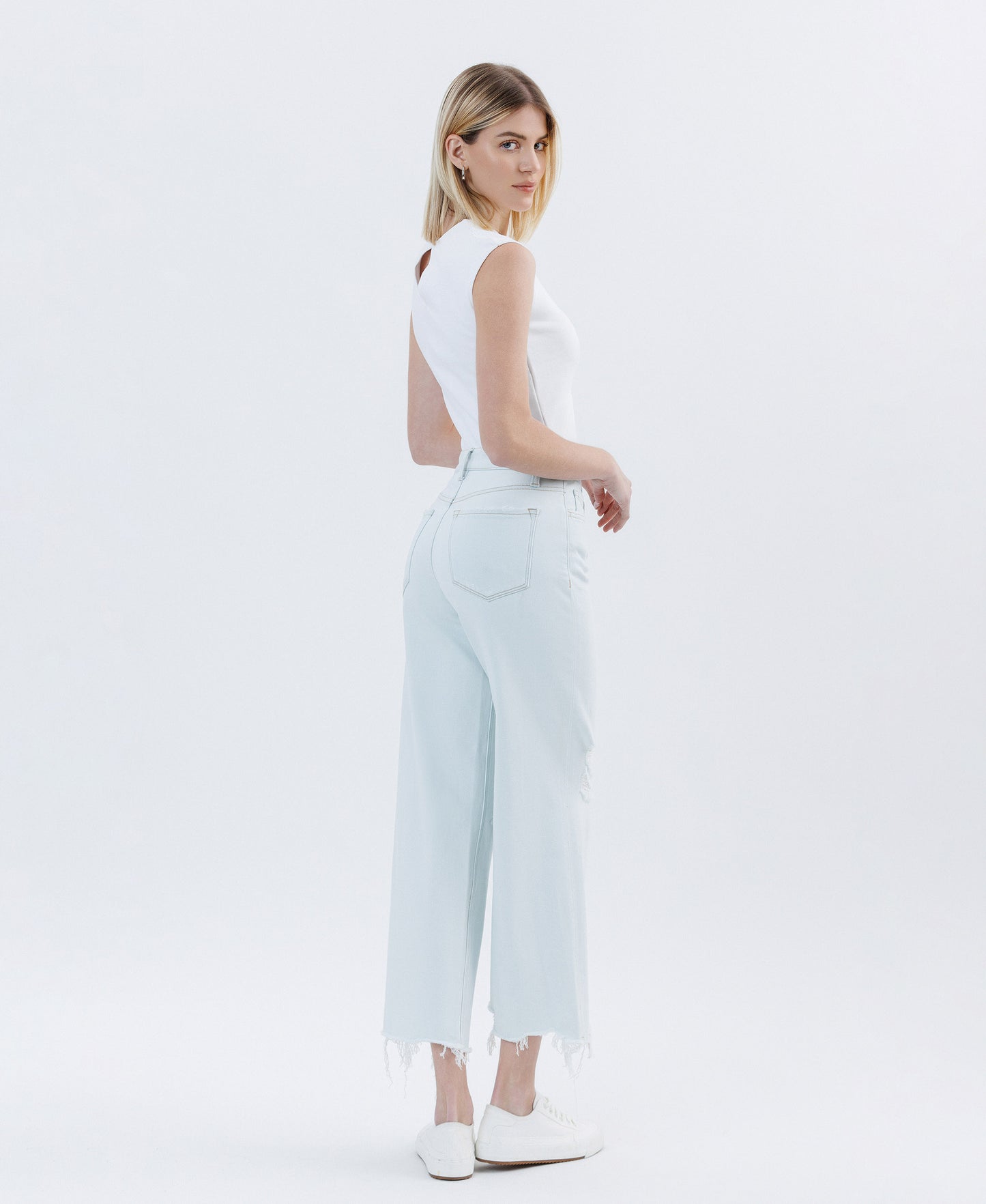 Vervet UNITY Crop Wide